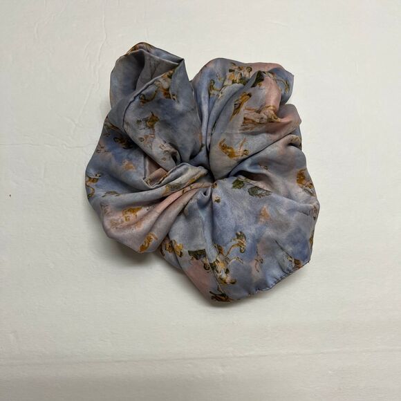 Common Era Botticelli's Daydream Oversize Scrunchie - Picture 2 of 7